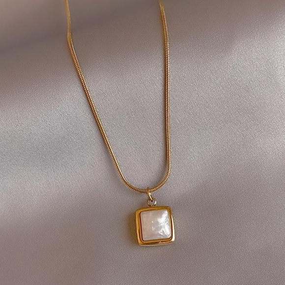 Jewelry - 💎 BOGO‼️ Rectangle Pearl Gold Necklace